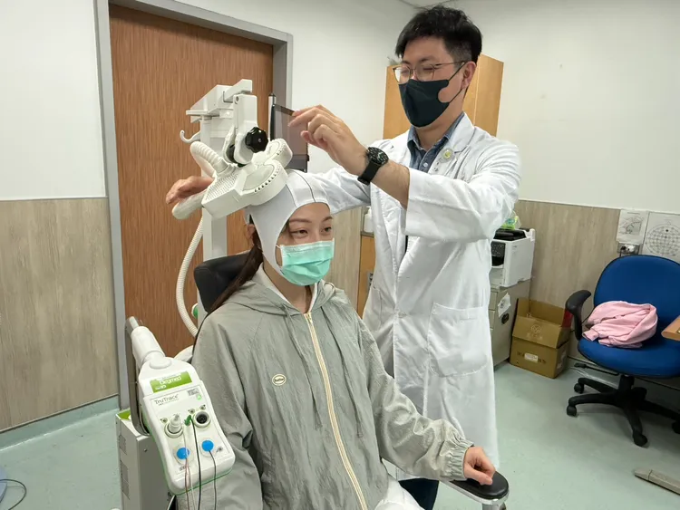 王星翰醫師表示，經顱磁刺激治療目前主要治療腦傷、焦慮、憂鬱、神經痛等患者。台中醫院提供