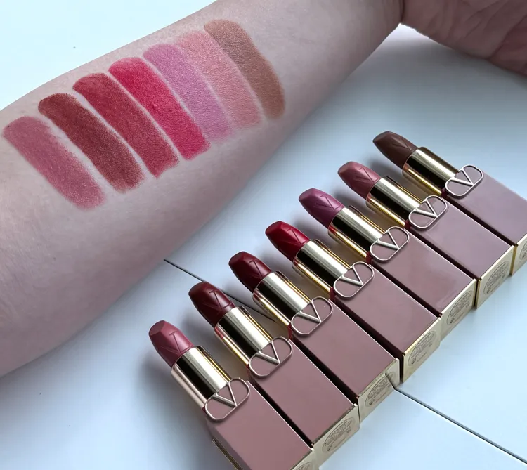 VALENTINO奢光裸管唇膏，1600元。品牌提供