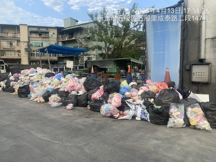 國光客運五股場垃圾清理出包，連帶影響附近住戶居住品質。環保局提供