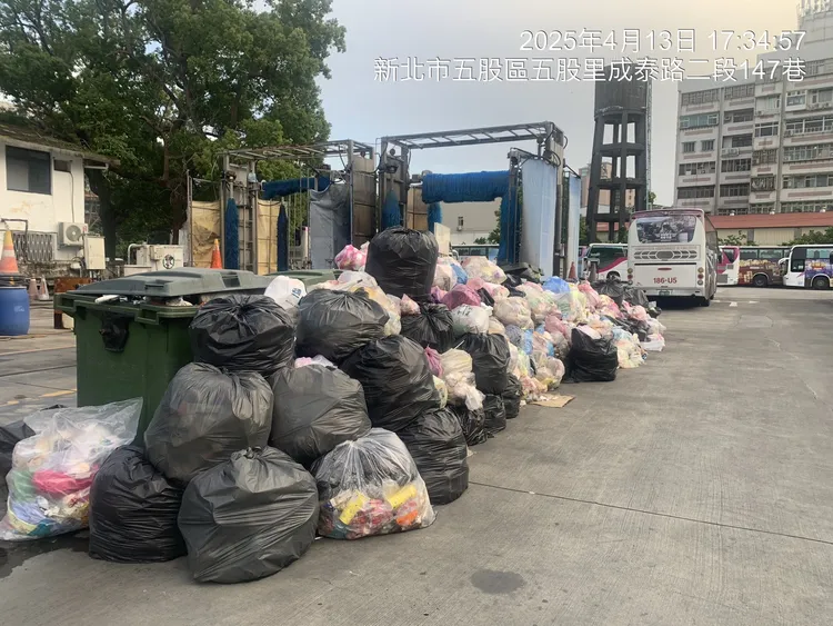 國光客運五股場內垃圾堆積如山，引來周邊住戶抗議，環保局稽查開罰。環保局提供