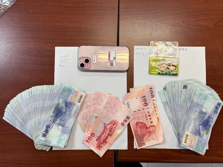 警方查扣陳嫌所取贓款與手機。翻攝畫面