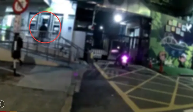 陳男挑選捷運站旁人潮洶湧的郵局ATM掩護取款，沒想到遇到眼尖員警還是栽了。翻攝畫面