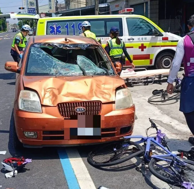 男子駕駛轎車竟逆向，衝撞自行車隊釀禍。民眾提供