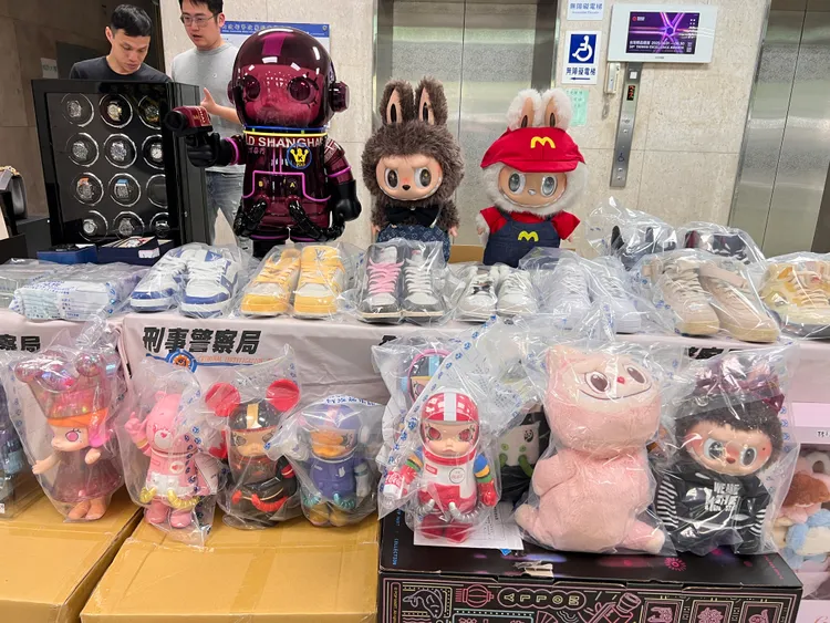 警方查獲大量公仔。警方提供