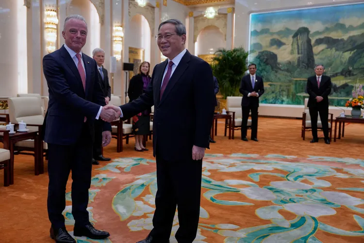 中國國務院總理李強(右)3月23日接見尼爾森與美國代表團。路透社