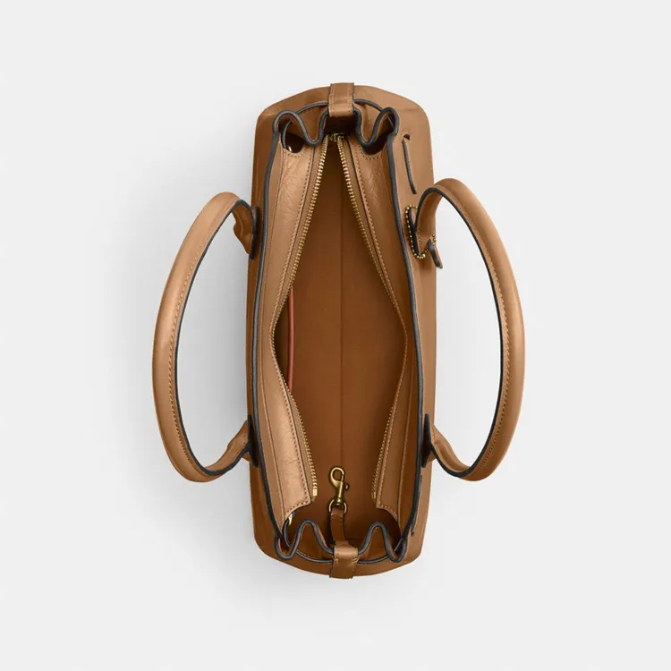 Bella Hadid入手的Empire Carryall 34容量好裝又好搭。品牌提供