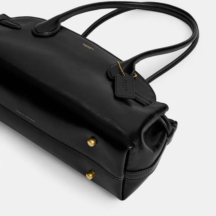 COACH Empire Carryall手袋將光澤皮革配上復古包型。品牌提供