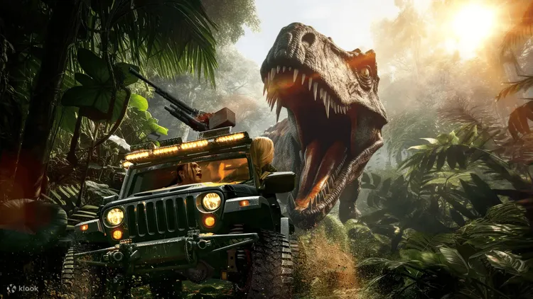 「DINOSAUR SAFARI」搭乘裝甲車穿越叢林，在暴龍追擊下驚險逃生。業者提供