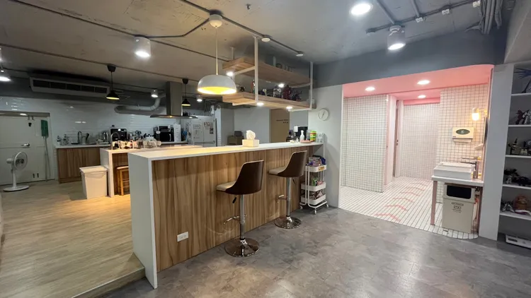 電獺辦公室內的洗手間配色很「少女」。江孟謙攝