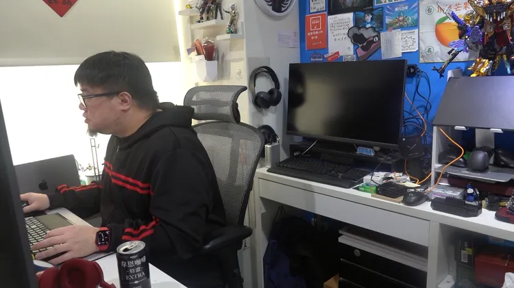 謝綸的辦公室小小一間，堆滿了許多公仔。江孟謙攝