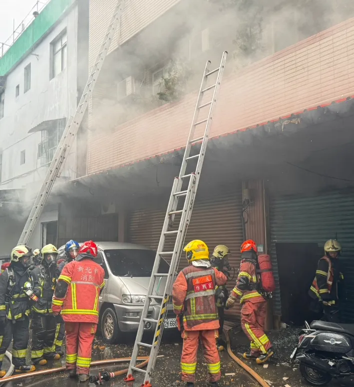 警消獲報到場撲滅火勢，也架梯救出受困的3名員工。翻攝畫面