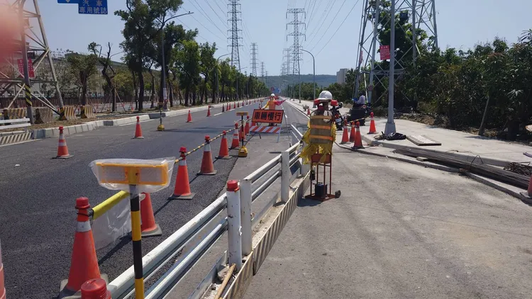 事發後承包商立刻封閉路段並設置交通錐及連桿區隔警示。翻攝照片
