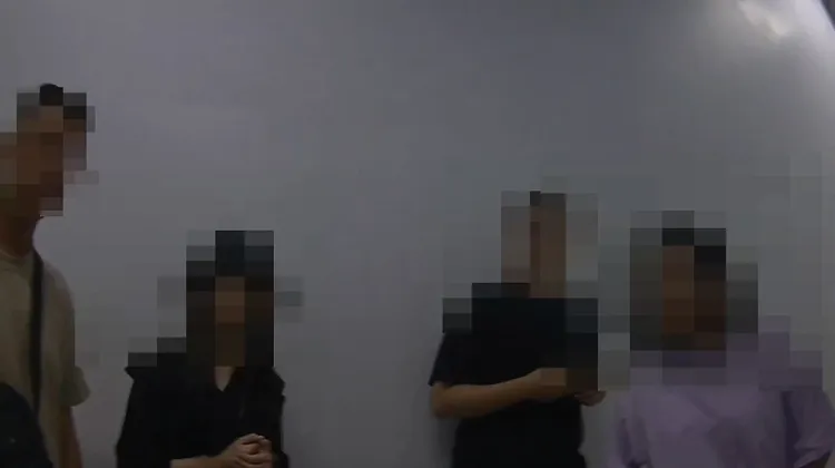 嫌犯高舉手機偷拍隔壁廁所女性（左二）如廁，被在外等候的女性民眾（右一）發現報警。民眾提供