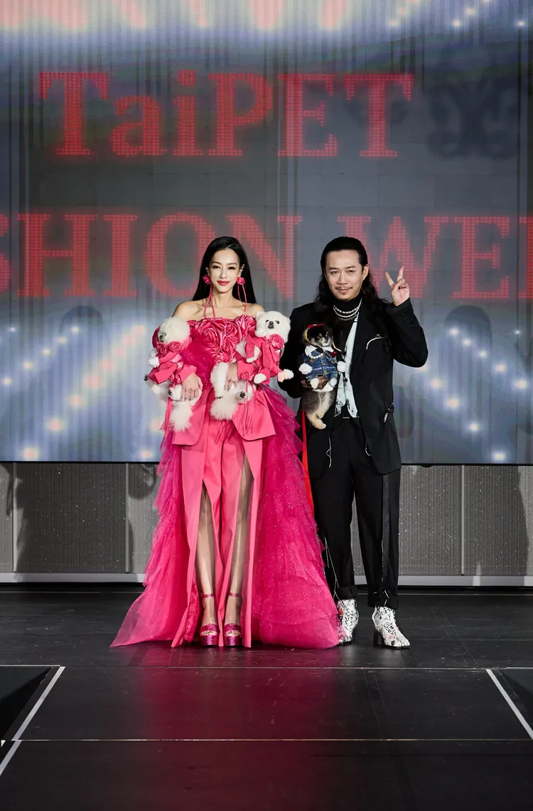 台灣首位登上紐約官方時裝週的設計師周裕穎(右)攜手時尚CEO溫筱鴻在禮客舉辦第一屆「臺北萌寵時裝週」，走秀壓軸嘉賓請到王思佳與愛犬登台(左)。