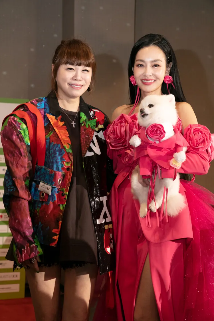 巴黎奧運服裝指定設計師周裕穎個人品牌 JUST IN XX攜手時尚CEO溫筱鴻(左)在禮客舉辦第一屆「臺北萌寵時裝週」，邀請同樣熱愛毛孩的王思佳(右)擔任壓軸走秀嘉賓