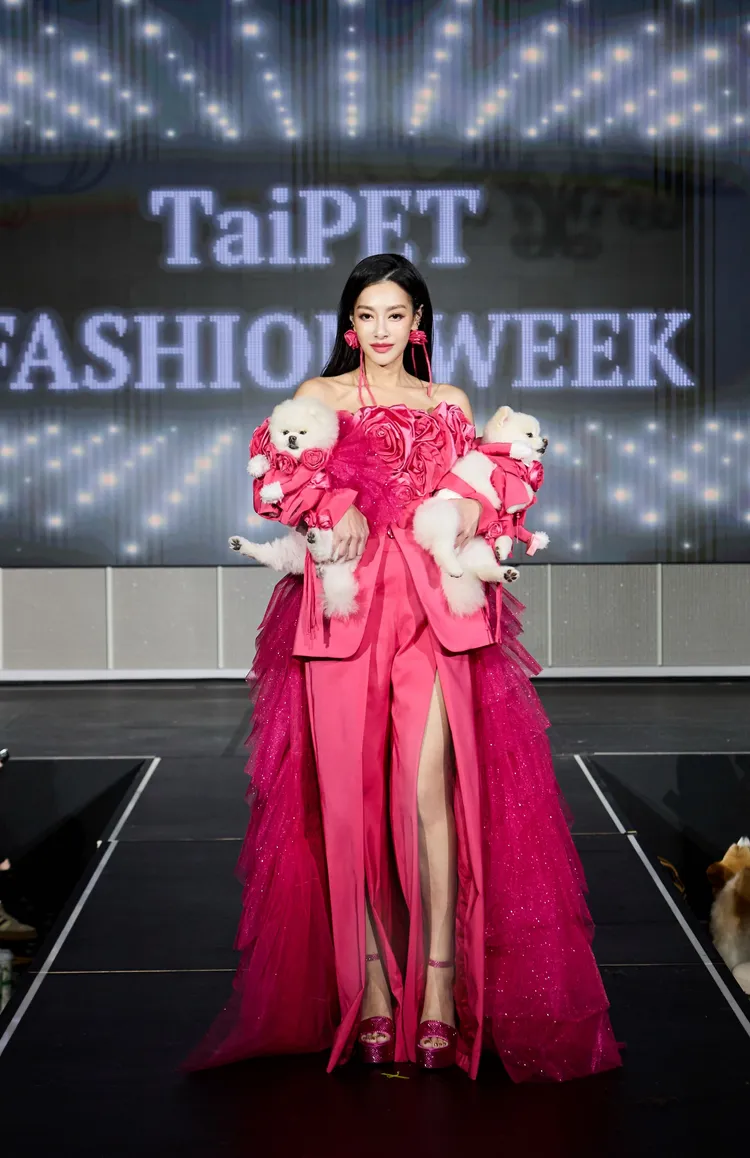 看準毛孩時尚方興未艾，第一屆「臺北萌寵時裝週」在禮客舉辦，邀請熱愛毛孩的王思佳擔任壓軸走秀嘉賓