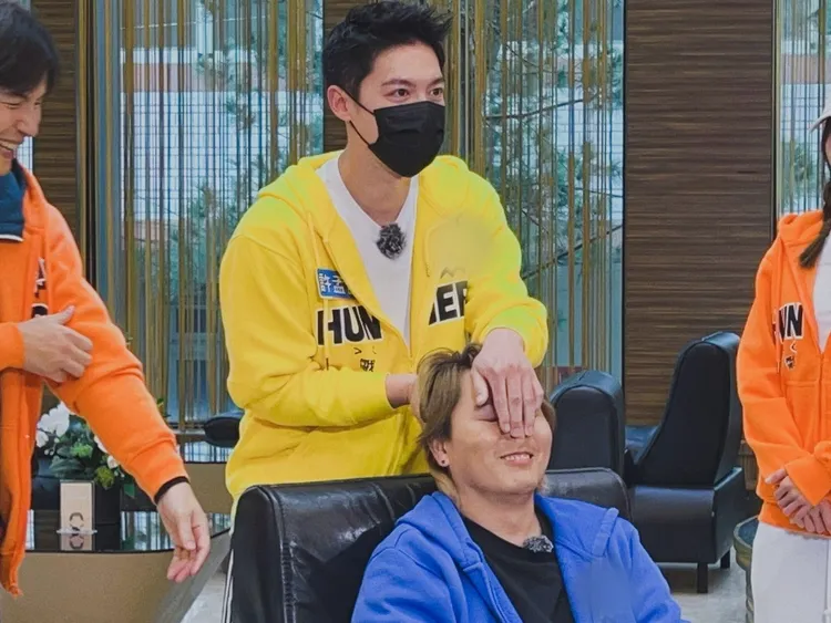 許孟哲（後）惡整王仁甫。中視提供