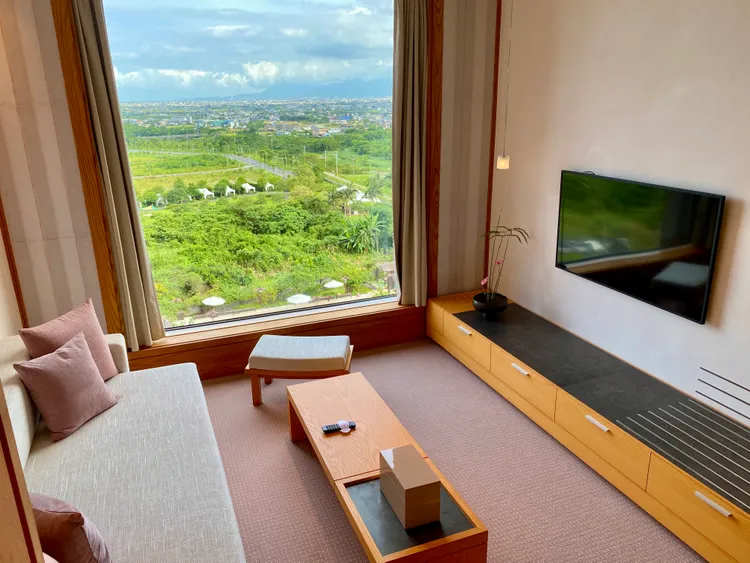 礁溪老爺洋式客房，大面落地窗可眺望蘭陽平原至太平洋景色。莊偉祺攝