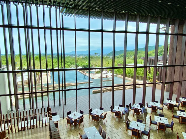 礁溪老爺大廳及吃到飽餐廳可遠眺蘭陽平原及龜山島景觀。莊偉祺攝