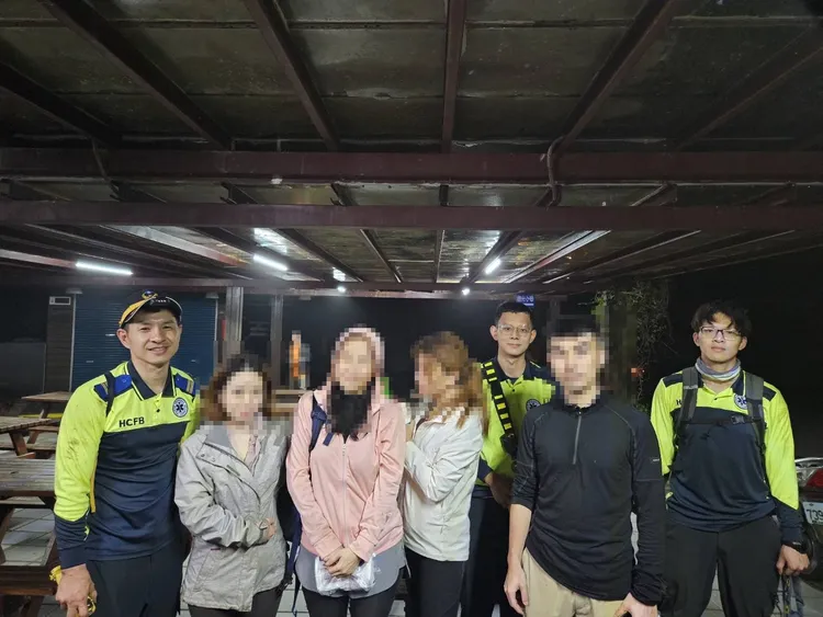 警消引導迷路登山客下山。新竹縣消防局提供