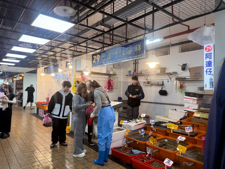 龜吼漁夫市集販售漁港現撈海鮮。漁業處提供