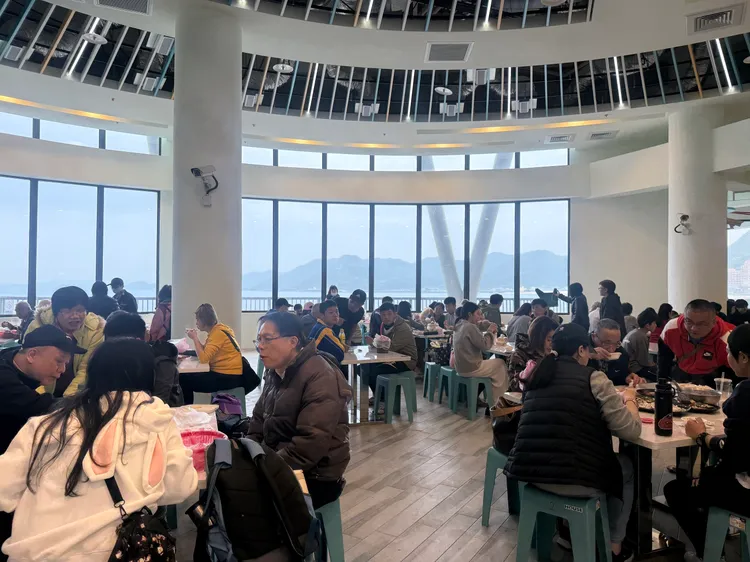 龜吼漁夫市集二樓挑高面海的用餐空間。漁業處提供