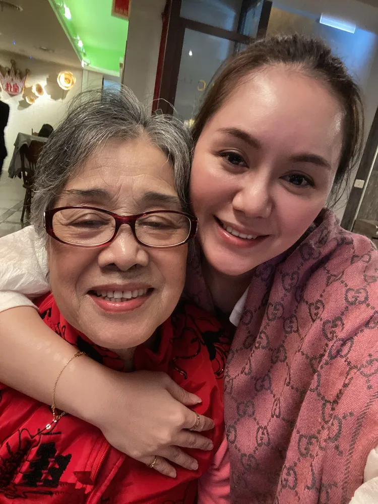 琳娜（右）與姨母感情更盛母女。圖／日天昊娛樂提供