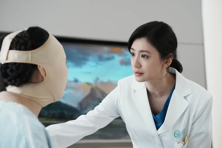 賈靜雯飾演外科醫生「周靜雯」。愛爾達提供