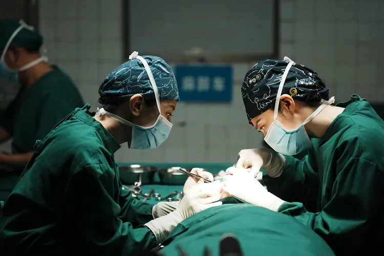 賈靜雯（左）和姚晨（右）挑戰「整型醫療劇」。愛爾達提供