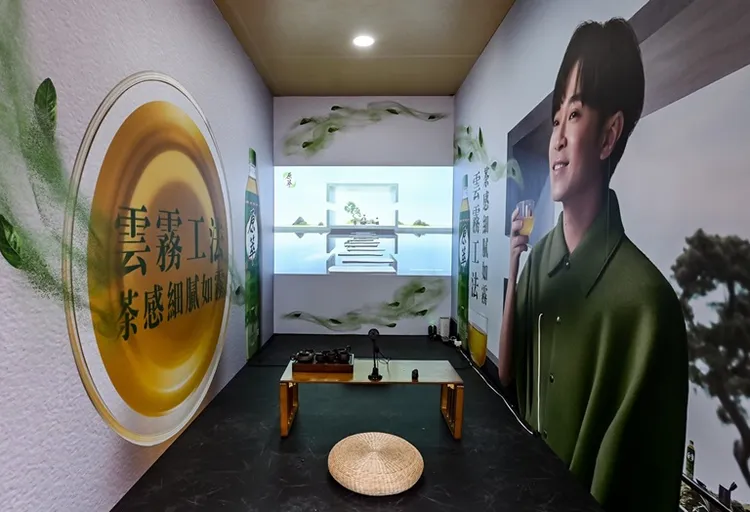「原萃雲霧茶所」藉由「數位雲霧工法體驗」，模擬感受細磨茶粉入茶湯的過程。業者提供