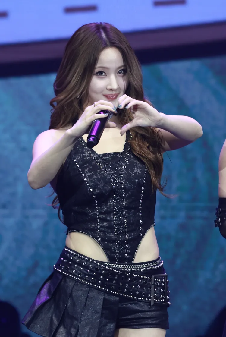 BELLE送愛心給粉絲。彭欣偉攝