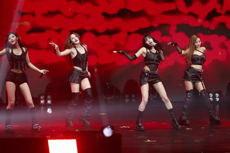 KISS OF LIFE扭腰擺臀，炒熱現場氣氛。彭欣偉攝