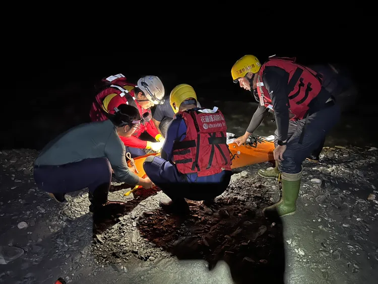 救難人員今晨尋獲落水女山友以無失命跡象。花蓮縣消防局提供