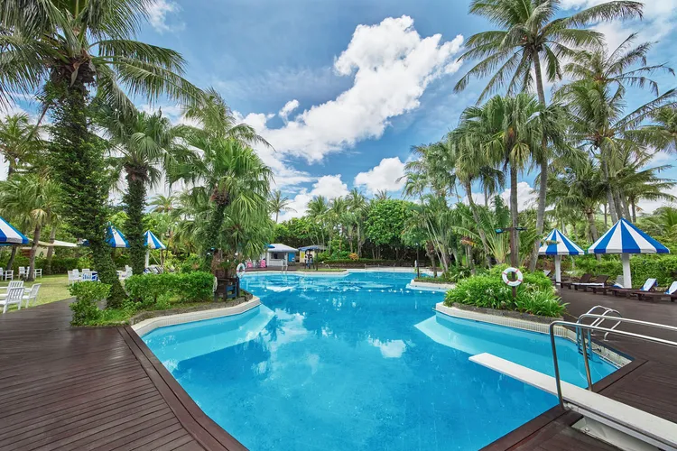 凱撒會員憑「渡假飯店超值券2999元」，擇一平日入住墾丁凱撒、台南趣淘或台東趣淘，趁著炎熱暑假旺季還未到來搶先體驗南台灣旅遊之美。凱撒飯店連鎖提供