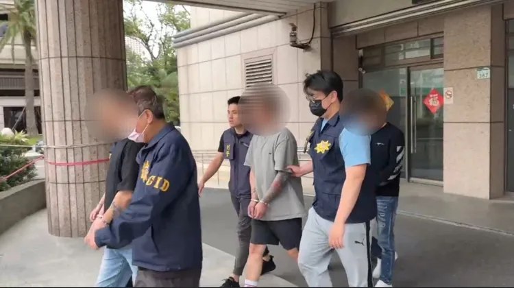 警方到場將幫派成員依現行犯逮捕送辦。翻攝畫面