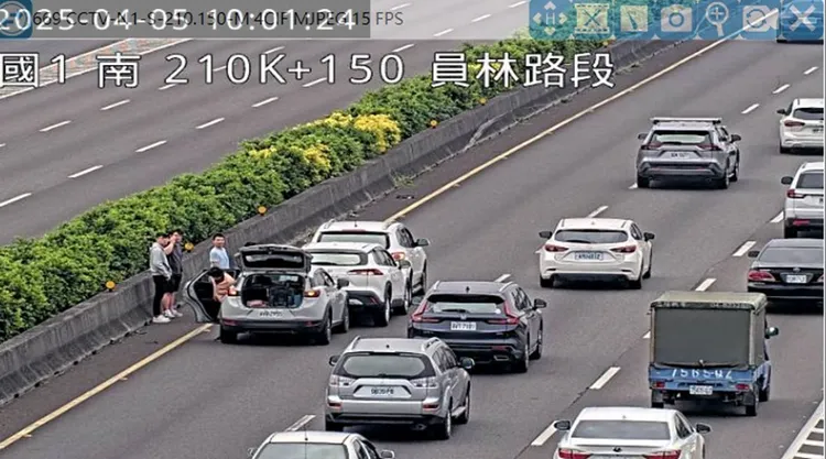 國1南向210.4公里處發生3輛小客車追撞事故，造成後方車流回堵3公里。高公局提供