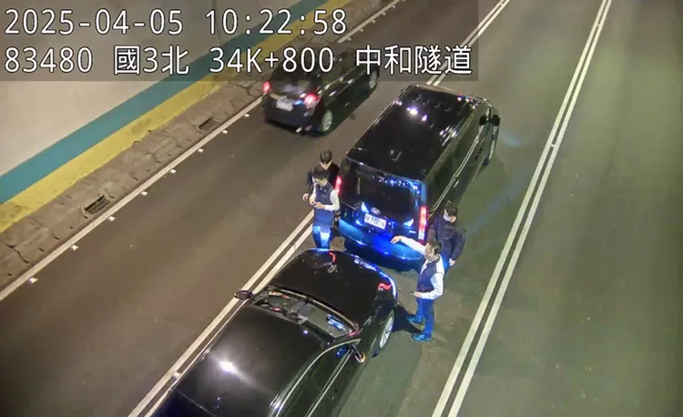 國3北向34.8公里處發生2輛小客車追撞事故，造成後方車流回堵1公里。高公局提供