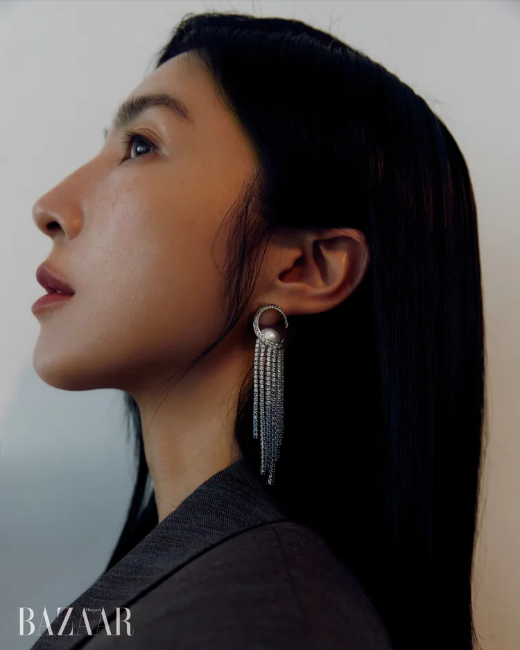 楊謹華拍攝《Harper's BAZAAR》封面。《Harper's BAZAAR》國際中文版提供