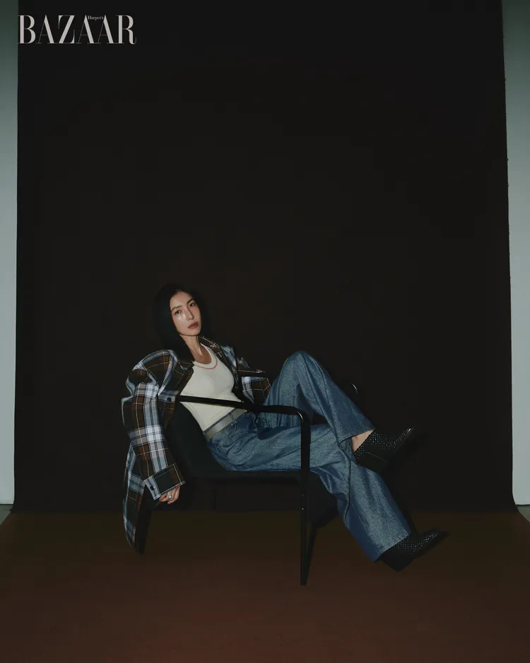 楊謹華拍攝《Harper's BAZAAR》封面。《Harper's BAZAAR》國際中文版提供