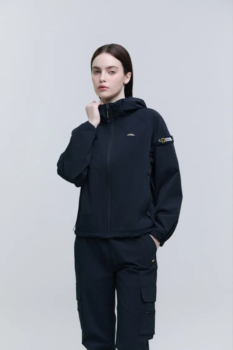 國家地理服飾N252WFT140女裝ADELIE輕量平織連帽外套黑，5980元。品牌提供