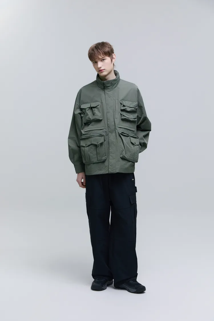 國家地理服飾N251MJP110男裝NRN多口袋立領外套卡其，1萬2580元。品牌提供