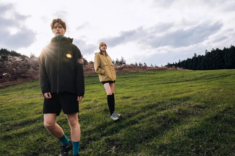 國家地理服飾男裝ATLAS GORE-TEX 2L防水雙層連帽外套炭黑色（左），1萬5180元；國家地理服飾男女同款ATLAS WINDSTOPPER BY GORE-TEX LABS 2L雙層連帽外套（右）9980元。品牌提供