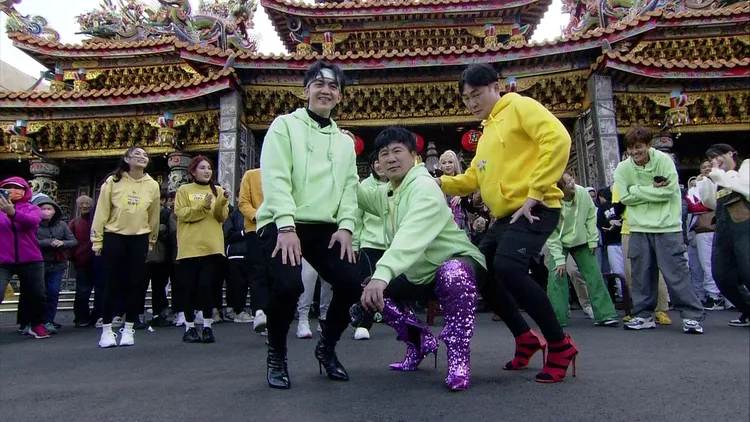 胡瓜走台步瞬間受不了。民視提供