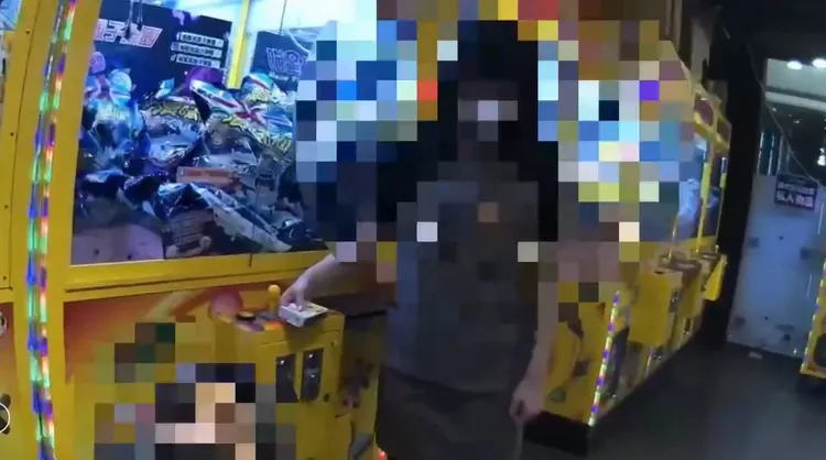 30歲莊姓女店員見義勇為，率先替顧客CPR，掌握了搶救的黃金時間。翻攝畫面