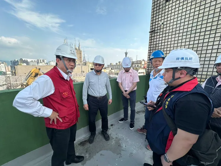台中市都發局長李正偉到場勘查，對施工單位勒令停工並限期改善。市府提供