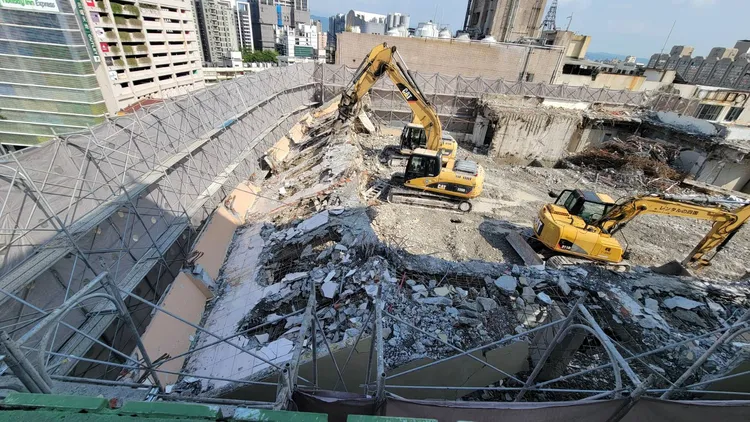 施工架傾斜原因為拆除大樓時外牆傾倒造成。市府提供