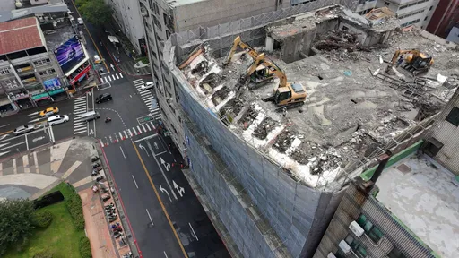 拆除舊大樓鷹架傾斜引恐慌　中市府開罰2.7萬！勒令停工改善