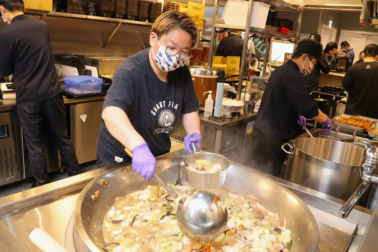 南港店時常大排長龍，林佳慧也要親自下來炸魚頭、煮大鍋菜，笑稱開幕至今每天只睡3、4小時。莊宗達攝