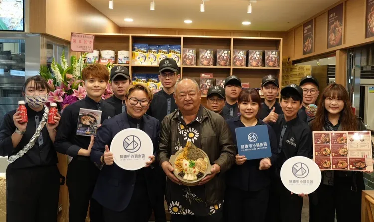 林佳慧（前排左起1）與林聰明（前排左起2）從小父女關係更像是朋友。圖為南港店開幕合照，翻攝自林聰明沙鍋魚頭臉書粉專