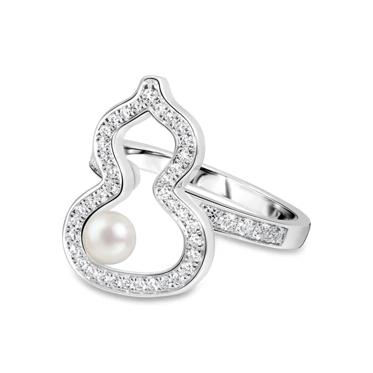 Qeelin Wulu 系列18K白金鑽石及Akoya珍珠戒指（中），14萬6500元。品牌提供